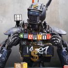 Premiere la cinema: Chappie, un film science-fiction captivant, cu Hugh Jackman