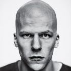 Prima imagine cu Lex Luthor din Batman vs Superman: Dawn of Justice: Jesse Eisenberg a trecut prin cea mai mare transformare din cariera