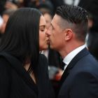 Adriana Lima a defilat pe covorul roșu cu burtica de gravidă la vedere! Fashion or not?